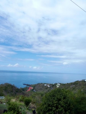 STUDIO / HAUT DE VILLA / / VUE SUR MER / SALONORAT